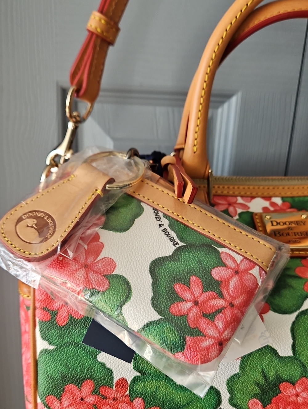 NWT Dooney & Bourke Floral Hydrangea Satchel with Matching Zip Pouch & Key Fob - Picture 2 of 16